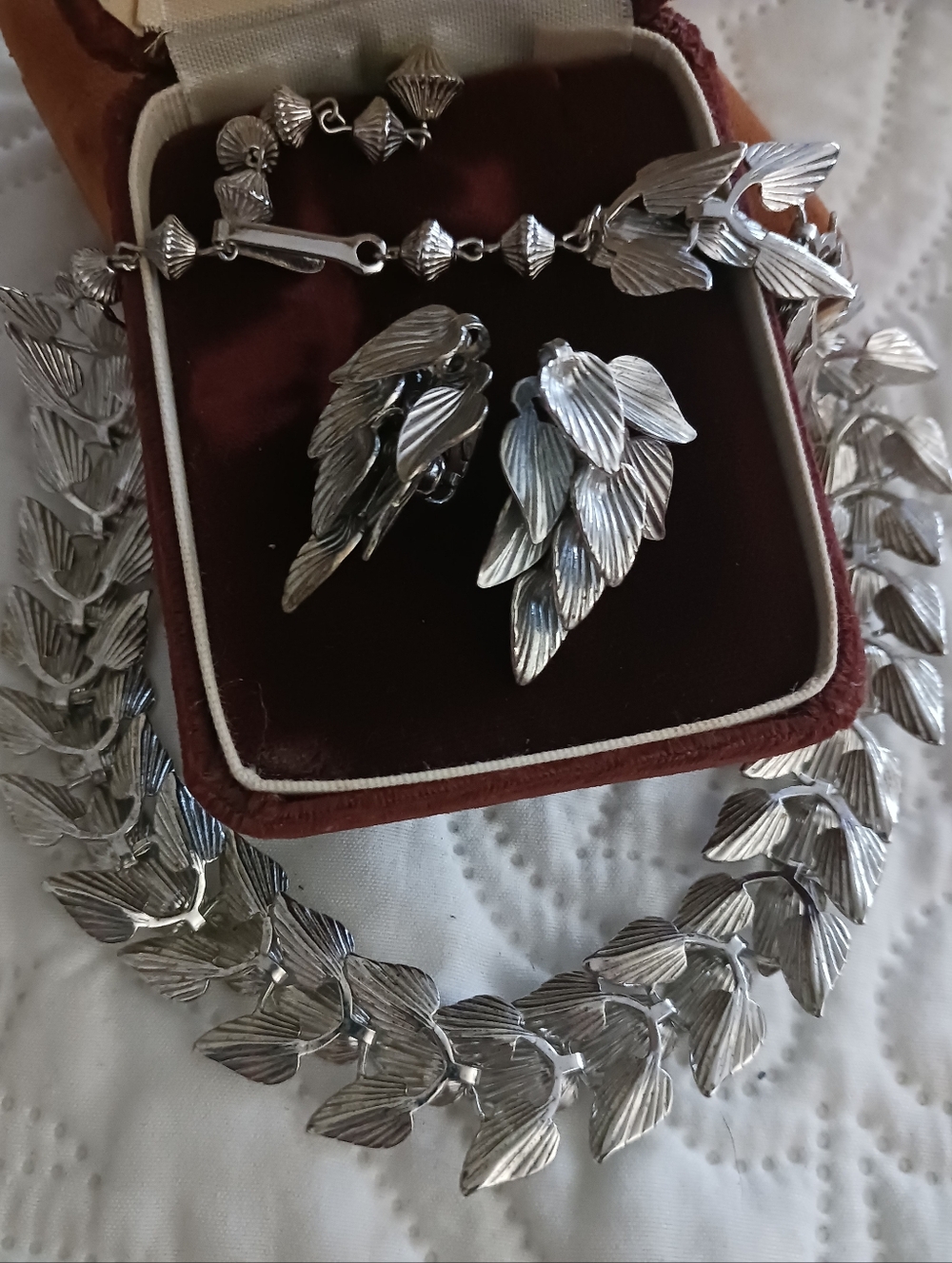 Star Vintage Silver Leaf Necklace and Clip-On Earrings Set - Silver